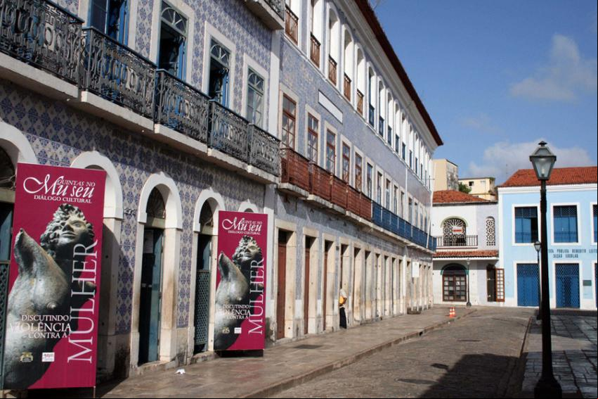 Fachadas azul e azulejadas no Centro Hist
