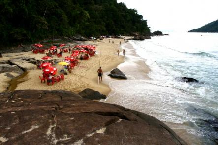 A 250km da capital Ubatuba e cercada pela Serra do Mar - Foto: Miguel Schincariol